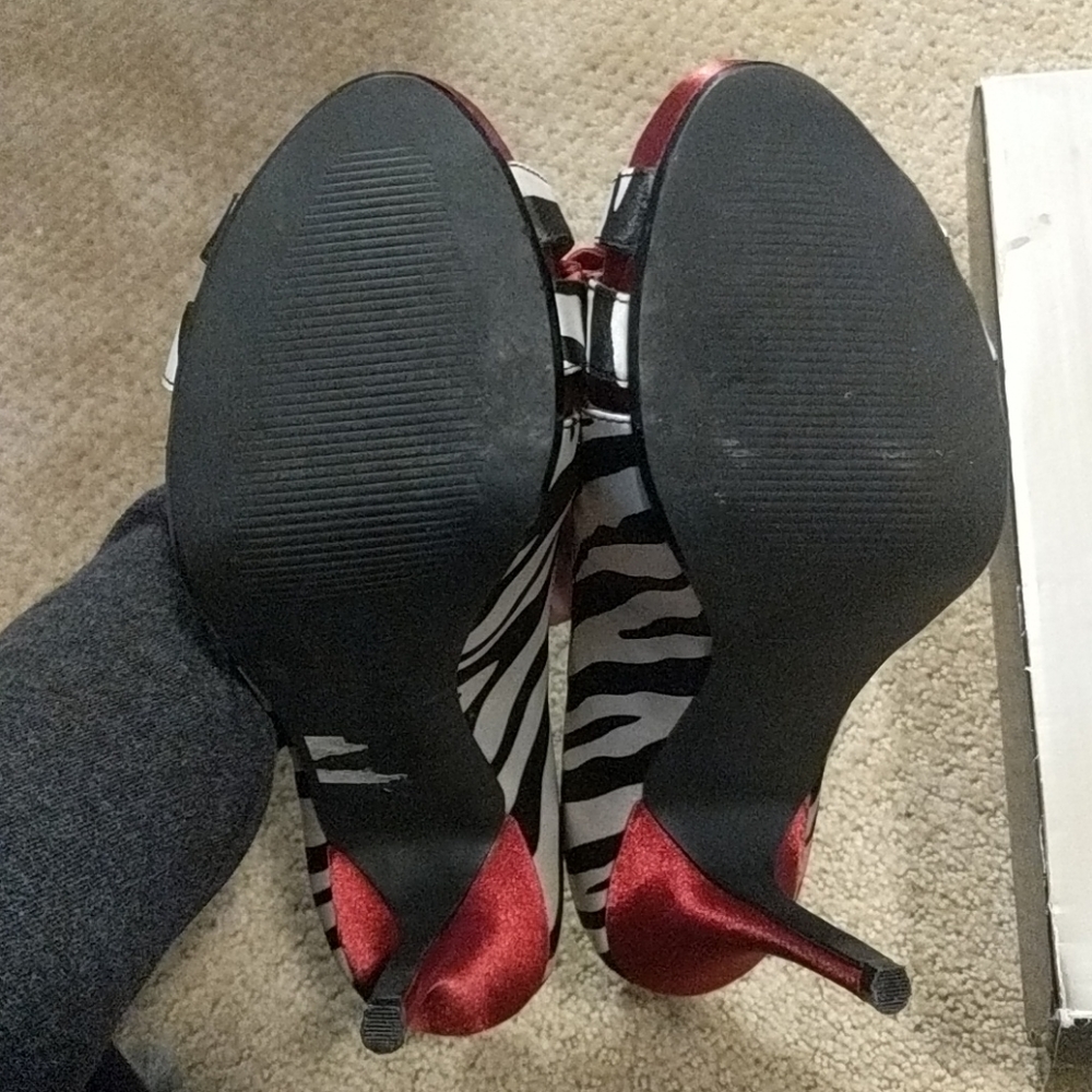 Heels - Picture 3 of 3